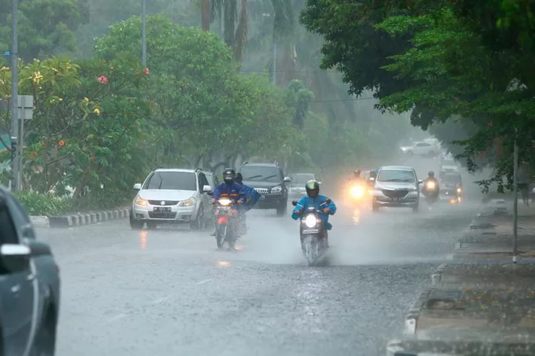 BMKG Kalbar Rilis Peringatan Dini Cuaca Ekstrim 11–13 Agustus 2025