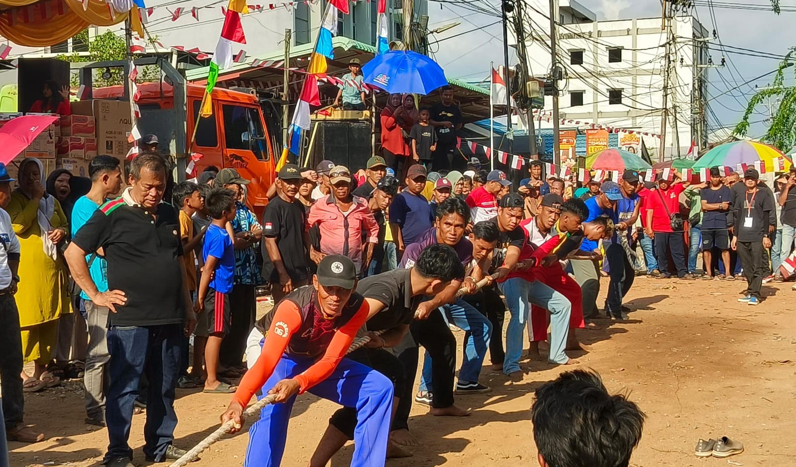 Lomba Tarik Tambang Meriah di Pontianak Barat